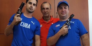 Los tiradores cubanos Jorge Félix Álvarez (izquierda) y Leuris Pupo (derecha), junto a su entrenador Meinardo Torres (centro). Foto: Revista Alma Máter / Archivo.