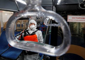 Un trabajador desinfecta el interior de un autobús de pasajeros en Moscú, Rusia, el 20 de marzo de 2020. Todos los vehículos urbanos se lavan con desinfectantes varias veces al día. Foto: Sergei Ilnitsky/EFE/EPA.