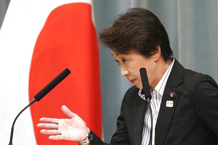 La ministra a cargo de los Juegos Olímpicos de Tokio, Seiko Hashimoto, en una conferencia de prensa en septiembre de 2019. Foto: Eugene Hoshiko, archivo/AP.