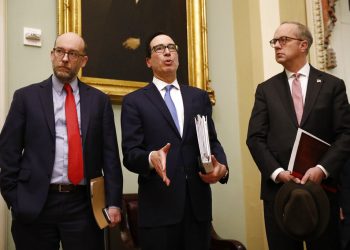 El secretario del Tesoro, Steven Mnuchin (cen), habla con la prensa en el Capitolio, Washington, 16 de marzo de 2020. Foto: AP/Patrick Semansky.