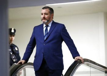 En esta imagen del 29 de enero de 2020, el senador Ted Cruz camina por una escalera eléctrica antes de reunirse con reporteros en el Capitolio de Washington. (AP Foto/Patrick Semansky, Archivo)