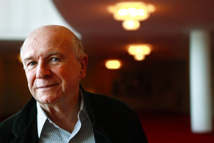 Terrence McNally posa en el Centro Kennedy en Washington. McNally, uno de los más grandes dramaturgos estadounidenses cuya obra incluye las obras galardonadas con el Tony "Love! Valour! Compassion!" (“¡Amor, valor, compasión!”)  y "Master Class" así como los musicales "Ragtime" y "Kiss of the Spider Woman" (“El beso de la mujer araña”) murió el martes 24 de marzo de 2020 por complicaciones del coronavirus. Tenía 81 años. Foto: AP/Jacquelyn Martin, archivo.