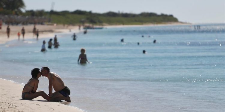 Turistas en la playa. Foto: EFE