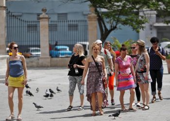 Turistas pasean por La Habana Vieja el jueves 12 de marzo de 2020, un día después de que el Ministerio de Salud de la Isla confirmara los primeros casos positivos de infección del coronavirus causante de Covid-19 en en tres visitantes italianos. Foto: Yander Zamora / EFE.