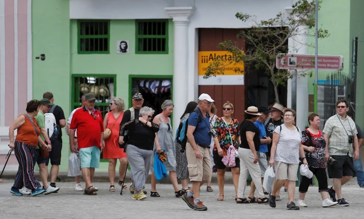 Turistas pasean por La Habana Vieja el jueves 12 de marzo de 2020, un día después de que el Ministerio de Salud de la Isla confirmara los primeros casos positivos de infección del coronavirus causante de Covid-19 en en tres visitantes italianos. Foto: Yander Zamora / EFE.