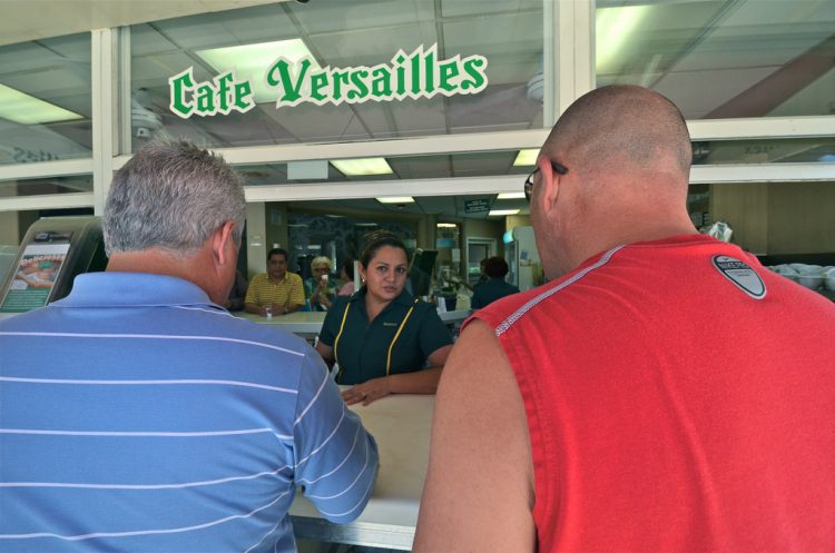 La ventanilla a la calle, el espacio más popular del "Versailles", donde todos los días despachan 15 kilos de café. Foto: Rui Ferreira (Archivo).