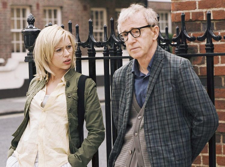 La actriz Scarlett Johansson con Woody Allen, en "Amor y Muerte" (2006).