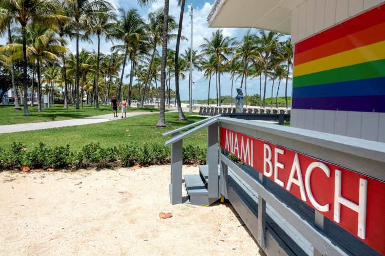 "Si abrimos es seguro que muchos miles acudirán a nuestras millas de playas abiertas en South Beach y North Beach y en cualquier lugar intermedio, habrá jóvenes en vacaciones de primavera permanentes y personas con ganas de salir", dijo el alcalde de Miami Beach. | EFE/Cristóbal Herrera