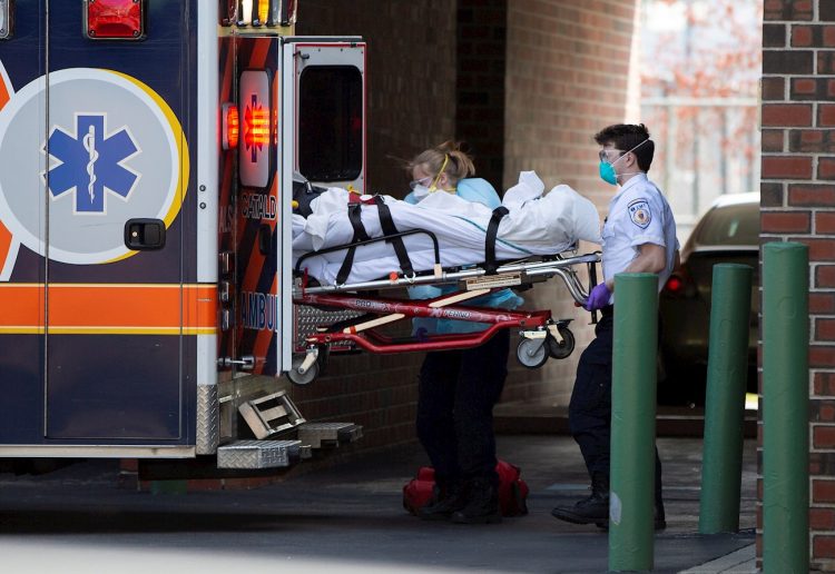 Una ambulancia descarga un enfermo de coronavirus en un hospital de Chelsea, Massachusetts. | EFE/CJ GUNTHER