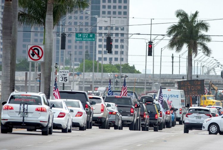 Pese a que Miami-Dade continúa con los más altos niveles de contagio en Florida, el fin de semana una 50 personas salieron a la calle a pedir la reapertura de las actividades comerciales. | EFE/Cristóbal Herrera