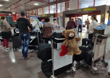 Cubanos llegados a la Isla, con una sola maleta de 23 kilogramos cada uno, esperando en el aeropuerto "José Martí" de La Habana su traslado a un centro de aislamiento para pasar la cuarentena por la Covid-19 antes de ir para sus hogares. Foto: Mónica Rivero.