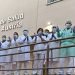 Personal sanitario del Centro de Salud Juan de Austria de Alcalá de Henares devuelven los aplausos durante el homenaje diario por parte de los vecinos por su labor en la lucha contra la pandemia del coronavirus. EFE/ Fernando Villar