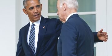 En esta foto del 9 de noviembre del 2016, el presidente Barack Obama, acompañado por el vicepresidente Joe Biden, camina de regreso a su oficina en La Casa Blanca. Foto: AP/Pablo Martinez Monsivais.