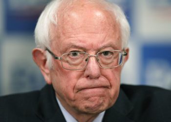 El senador demócrata Bernie Sanders abandonó la contienda por la candidatura presidencial de su partido. Foto: Charles Krupa / AP / Archivo.