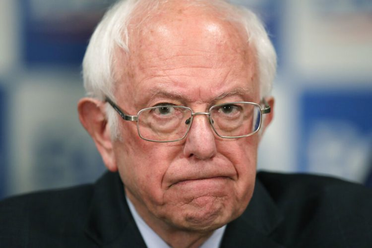 El senador demócrata Bernie Sanders abandonó la contienda por la candidatura presidencial de su partido. Foto: Charles Krupa / AP / Archivo.