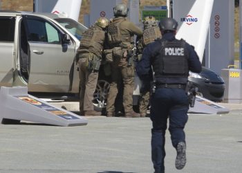 Agentes de la Real Policía Montada de Canadá se preparan para detener a un sospechoso en una gasolinera de Enfield, Nueva Escocia. Foto: Tim Krochak/AP.