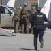 Agentes de la Real Policía Montada de Canadá se preparan para detener a un sospechoso en una gasolinera de Enfield, Nueva Escocia. Foto: Tim Krochak/AP.