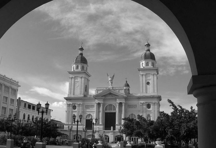 Catedral de Santiago de Cuba, en el Parque Céspedes de esa ciudad, la principal del oriente cubano. Foto: cubaconecta.com / Archivo.