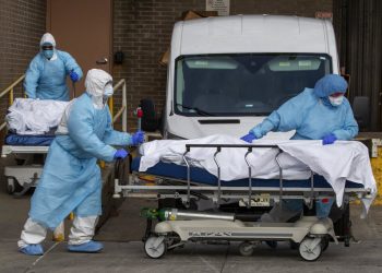 Personal médico retira un cadáver del Centro Médico Wyckoff Heights en Nueva York. Foto: Mary Altaffer/AP.