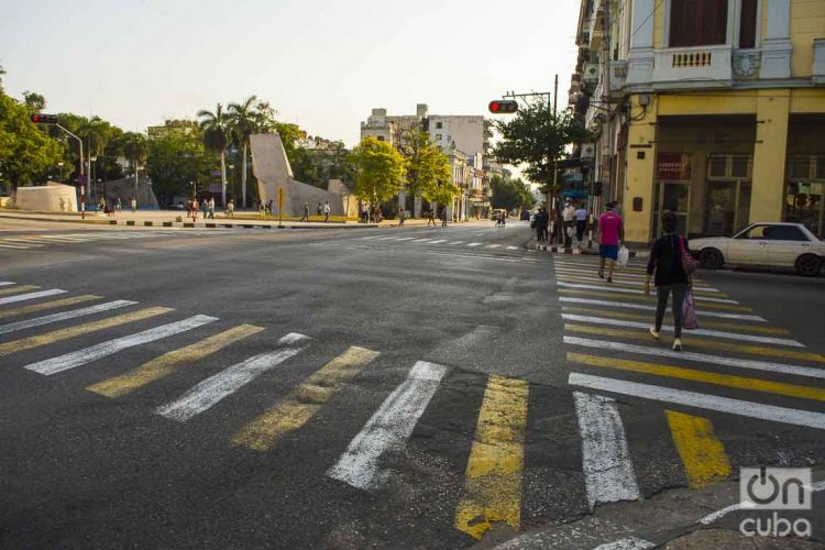 Cuba tiene hasta el momento 766 casos de contagios, 21 muertes y 2 mil 501 personas permanecen ingresadas. En la imagen: intercepción de las calles San Lázaro e Infanta, La Habana. Foto: Otmaro Rodríguez.