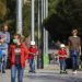 Padres e hijos caminan por un bulevar en Barcelona, España, durante la pandemia de coronavirus en el año 2020. Foto: Emilio Morenatti / AP / Archivo.