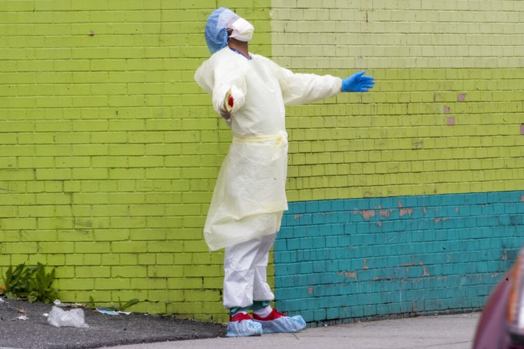 Un médico del equipo del Centro Hospitalario Elmhurst sale de la sala de emergencias a tomar aire, el sábado 4 de abril de 2020, en el bario de Queens, en Nueva York. Foto: Mary Altaffer/AP.