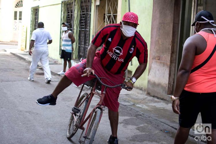 La Habana: un hombre se traslada en bicicleta a su trabajo en tiempos de coronavirus. Foto: Otmaro Rodríguez