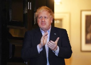 En esta fotografía del jueves 2 de abril de 2020, el primer ministro británico Boris Johnson aplaude afuera de su casa en el número 11 de Downing Street para elogiar a los héroes locales que combaten el coronavirus, en Londres. Foto: Pippa Fowles/10 Downing Street vía AP.