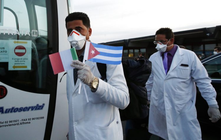 Cuba ya había enviado decenas de médicos a Italia al inicio de la pandemia de coronavirus para ayudar a hacer frente al aumento desproporcionado de contagios.  En la imagen, cuando un grupo llega al aeropuerto de Malpensa de Milán, el domingo 22 de marzo de 2020.  Foto: Antonio Calanni/Ap/archivo.