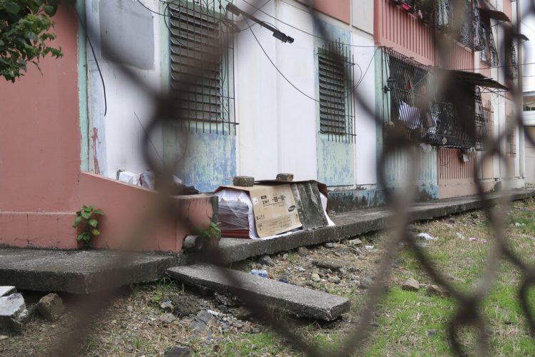 Un ataúd con el cuerpo de una persona que supuestmente murió de coronavirus, aparece envuelto en plástico y cubierto en cartón afuera de un bloque de departamentos en Guayaquil, Ecuador, el jueves 2 de abril de 2020. Foto: Filiberto Faustos.