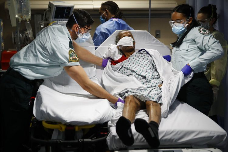 Fotografía de archivo del 20 de abril de 2020 de técnicos de emergencias médicas transportando a un paciente de un albergue de ancianos a una sala de emergencias en el hospital St. Joseph's en Yonkers, Nueva York. (AP Foto/John Minchillo, Archivo)