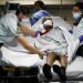 Fotografía de archivo del 20 de abril de 2020 de técnicos de emergencias médicas transportando a un paciente de un albergue de ancianos a una sala de emergencias en el hospital St. Joseph's en Yonkers, Nueva York. (AP Foto/John Minchillo, Archivo)