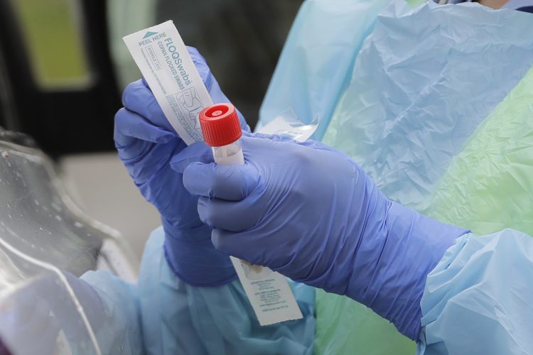 Una enfermera con equipos médicos para el coronavirus en un hospital en Seattle el 2 de abril del 2020.  (AP Photo/Ted S. Warren)