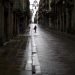 Un hombre camina por una calle vacía en el centro de Barcelona, España, el lunes 20 de abril de 2020, durante la cuarentena para combatir el coronavirus. (AP Foto/Emilio Morenatti)