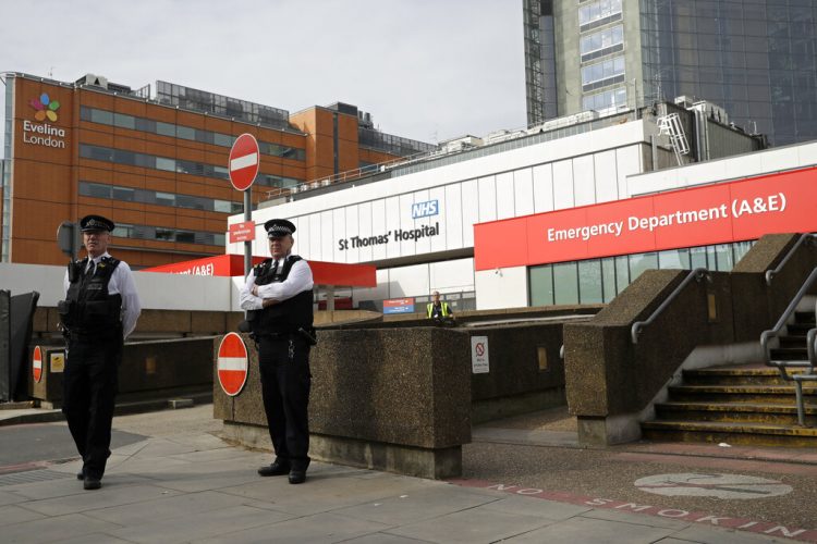 Policía monta guardia frente al hospital St. Thomas, Londres, donde el primer ministro británico Boris Johnson permanece en cuidados intensivos enfermo de Covid-19.  Foto: AP/Matt Dunham.