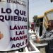 Una trabajadora municipal con equipo protector invita a una ciudadana a lavarse las manos en un lavabo portátil en la Ciudad de México el miércoles 22 de abril de 2020.  Foto: Eduardo Verdugo/AP.