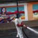 Los trabajadores de la ciudad desinfectan las calles para ayudar a contener la propagación del nuevo coronavirus en Santiago, Chile, el viernes 24 de abril de 2020. Foto: Esteban Felix/AP.