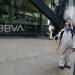 Trabajadores municipales rocían desinfectante frente al edificio del banco BBVA sobre la avenida Paseo de la Reforma en la Ciudad de México. Foto: Rebecca Blackwell/AP.