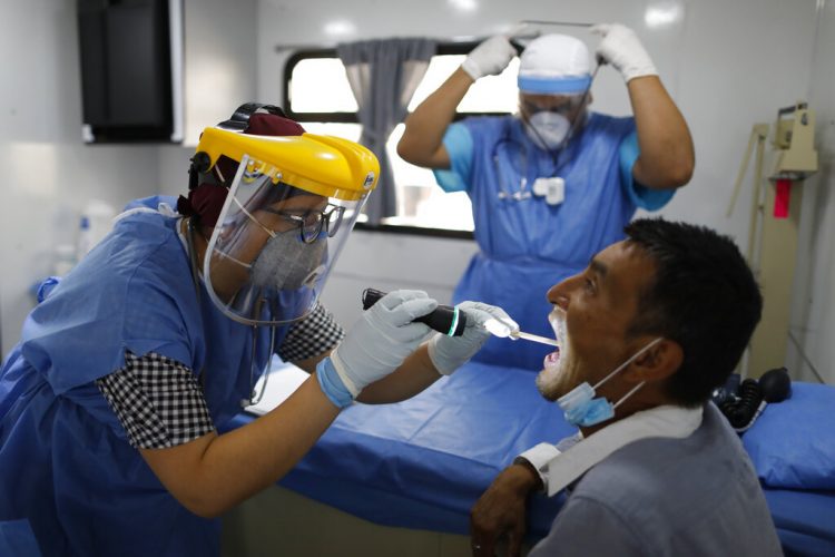 Una doctora examina a un hombre de 43 años que lleva seis meses viviendo en la calle desde que se le acabó el dinero para la renta, en una clínica móvil del gobierno, en la Ciudad de México, el miércoles 8 de abril de 2020. Foto: Rebecca Blackwell/AP.