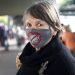 Una mujer con mascarilla en un mercado en Hamburgo, Alemania, el 28 de abril del 2020. Foto: Christian Charisius/dpa, vía AP.