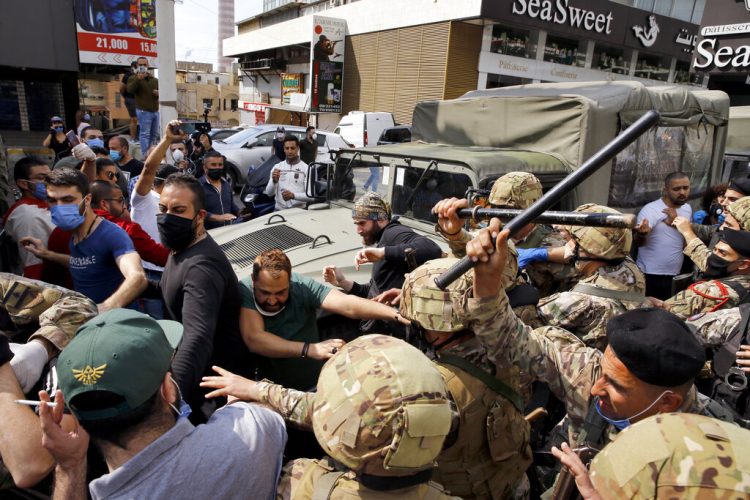 Manifestantes forcejean con la policía en Beirut el 27 de abril de 2020. Se espera que la caída de los precios del petróleo agravará el malestar ya existente en muchos países del Medio Oriente. Foto: Bilal Hussein/AP.