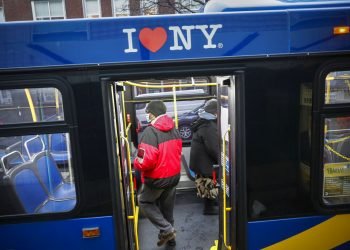 Imagen de archivo de pasajeros en un autobús de transporte público en la ciudad de Nueva York. Foto: John Minchillo / AP / Archivo.