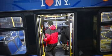 Imagen de archivo de pasajeros en un autobús de transporte público en la ciudad de Nueva York. Foto: John Minchillo / AP / Archivo.