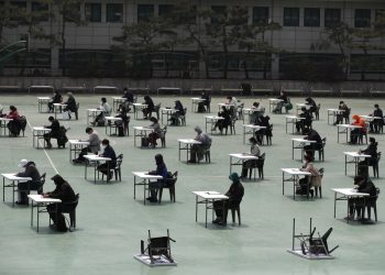 Solicitantes se preparan para tomar un examen oficial en Seúl, Corea del Sur, el 25 de abril de 2020. (AP Foto/Lee Jin-man)