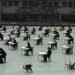 Solicitantes se preparan para tomar un examen oficial en Seúl, Corea del Sur, el 25 de abril de 2020. (AP Foto/Lee Jin-man)