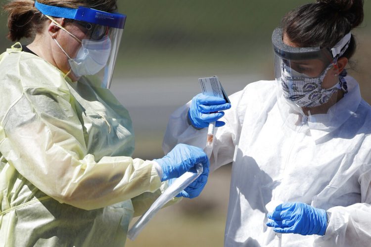 Técnicos médicos realizando pruebas de detección del coronavirus en Colorado, EEUU Foto: AP/David Zalubowski.