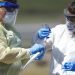 Técnicos médicos realizando pruebas de detección del coronavirus en Colorado, EEUU Foto: AP/David Zalubowski.