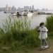 Una niña juega con su patineta en la ribera del río Yangtsé, en Wuhan, China, epicentro del brote mundial de coronavirus. Foto del 16 de abril de 2020, AP/Ng Han Guan.