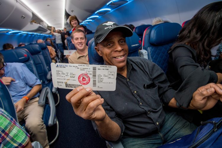 Pasajeros muestras sus boletos en Delta Airlines, cuando, en 2016, la aerolínea volvió a viajar a La Habana después de 55 años. Foto de archivo, tomada de la web de la compañía.