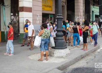 Una cola en La Habana durante la pandemia de coronavirus. Foto: Otmaro Rodríguez.